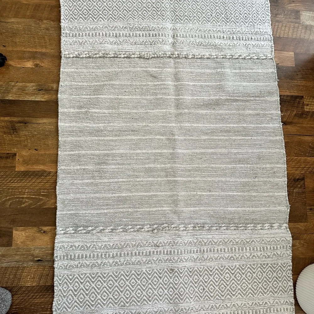 Gray and White Patterned Rug 33”x 55”